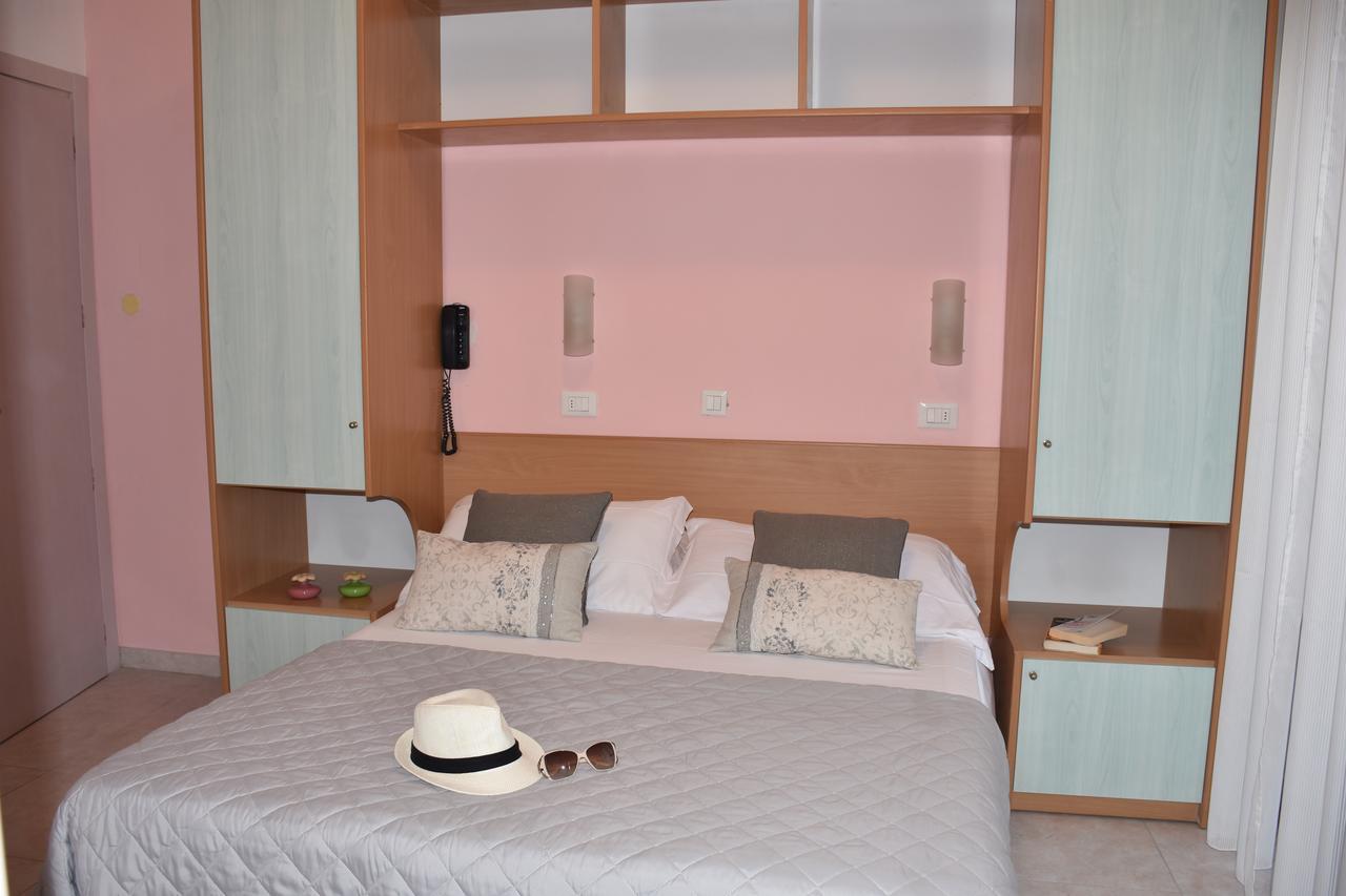 רימיני Hotel Gambrinus מראה חיצוני תמונה